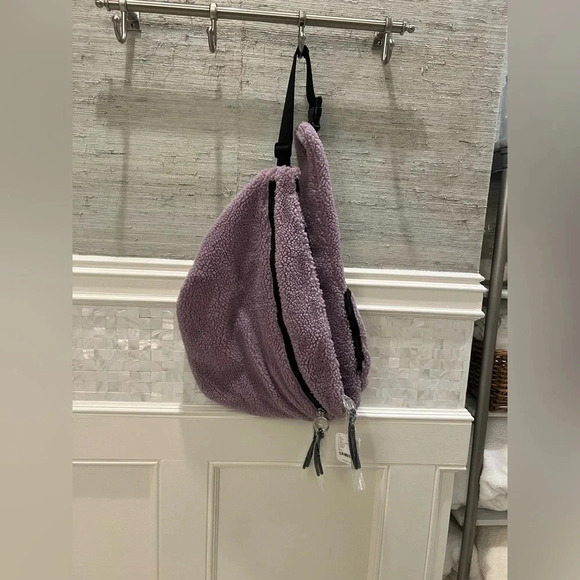 NWT new FREE PEOPLE overachiever Sherpa sling bag lavender purple fuzzy teddy - Picture 3 of 17